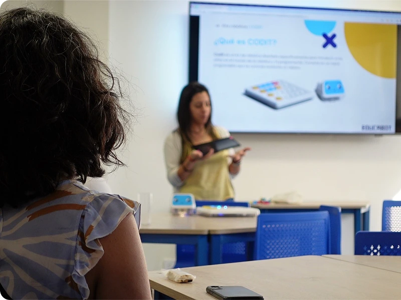 Docente en una capacitación sobre robótica educativa
